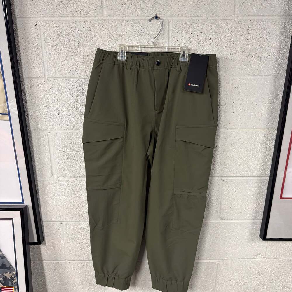 Lululemon Cargo Pocket Jogger Relaxed Tapered Fit in Army Green